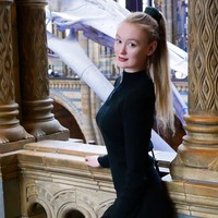 Wanita yang berasal dari Cullingworth, Leeds, Inggris ini kerap memamerkan gaya busananya yang memesona. Terkadang Polly pun tak sungkan memamerkan tubuh indahnya dan tampil seksi.Foto: Instagram @pollyoddsocks