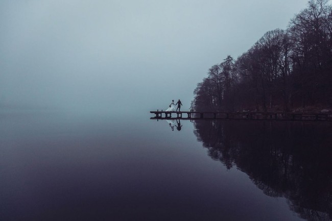 Berlari bersamanya di tepi sungai Windermere. Foto diambil dengan sempurna oleh Tiree Dawson Photography. Foto: Dok. Junebug Weddings/Tiree Dawson Photography