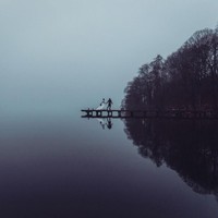 Berlari bersamanya di tepi sungai Windermere. Foto diambil dengan sempurna oleh Tiree Dawson Photography. Foto: Dok. Junebug Weddings/Tiree Dawson Photography