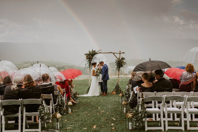 Momen yang sempurna ketika pelangi muncul setelah hujan oleh Ali Bonomo Photography.  Foto: Dok. Junebug Weddings/Ali Bonomo Photography