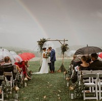 Momen yang sempurna ketika pelangi muncul setelah hujan oleh Ali Bonomo Photography.  Foto: Dok. Junebug Weddings/Ali Bonomo Photography