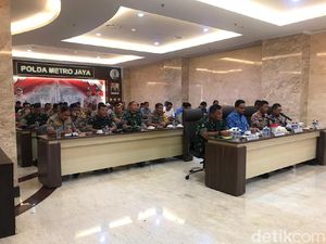 Anies-Kapolda Teleconference dengan Kapolri Bahas Angkutan Natal