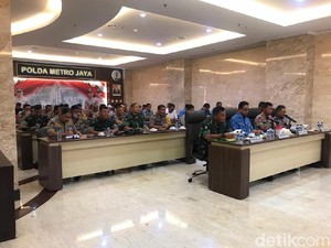 Anies-Kapolda Teleconference dengan Kapolri Bahas Angkutan Natal