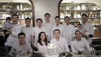 Hadir ke acara ulang tahun keluarga dan kerabat, Harvey tampil keren di acara makan malam yang dipenuhi dengan aneka cake manis. Foto: Instagram @sandradewi88