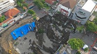 Akibat amblesnya jalan ini, arus lalu lintas di pusat Kota Surabaya mengalami kemacetan akibat Jalan Raya Gubeng tidak bisa dilewati/Foto: Deny Prastyo Utomo