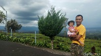Untuk menuju ke Pagaralam, wisatawan bisa mengunakan jalur darat. Perjalanan untuk sampai lokasi antara 6-7 jam saja. Ya cukup jauh, tapi tenang, lelah selama di perjalanan akan tergantikan setiba di perkebunan teh di kaki Gunung Dempo (Raja Adil Siregar/detikTravel)