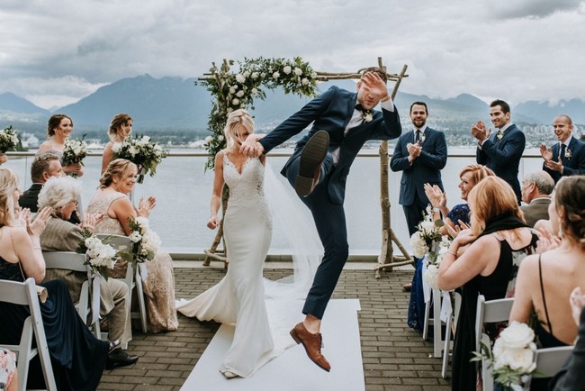Bebas menjadi dirimu di hari pernikahan. Sorak sorai untuk pasangan yang tampak menyenangkan ini. Foto diambil oleh Sara Rogers Photography. Foto: Dok. Junebug Weddings/Sara Rogers Photography