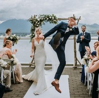 Bebas menjadi dirimu di hari pernikahan. Sorak sorai untuk pasangan yang tampak menyenangkan ini. Foto diambil oleh Sara Rogers Photography. Foto: Dok. Junebug Weddings/Sara Rogers Photography