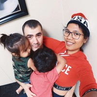 YouTuber yang satu ini sering tampil apa adanya dengan wajah tanpa makeup atau rambut tidak rapi. Dia adalah Nofita Henderson atau lebih dikenal sebagai Pita. Chanel YouTube dengan nama Pitas Life memiliki lebih dari 495 ribu subscriber. Pita populer sebagai vlogger dengan gaya bicara khas daerah asalnya Maluku. Meski sudah tinggal di Amerika Serikat dan piawai berbahasa Inggris, logat khas tersebut tak hilang darinya. Video-video Pita menampilkan aktivitas kesehariannya bersama suaminya yang tentara, Travis dan kedua anaknya. Foto: Instagram