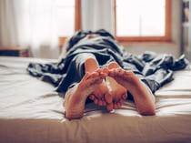 5 Posisi Bercinta Anti Berisik Tapi Nikmat, Cocok saat Liburan ke Rumah Mertua