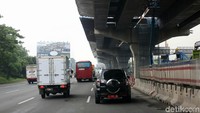 Sejumlah kendaraan melintas di bawah proyek tol Jakarta-Cikampek.