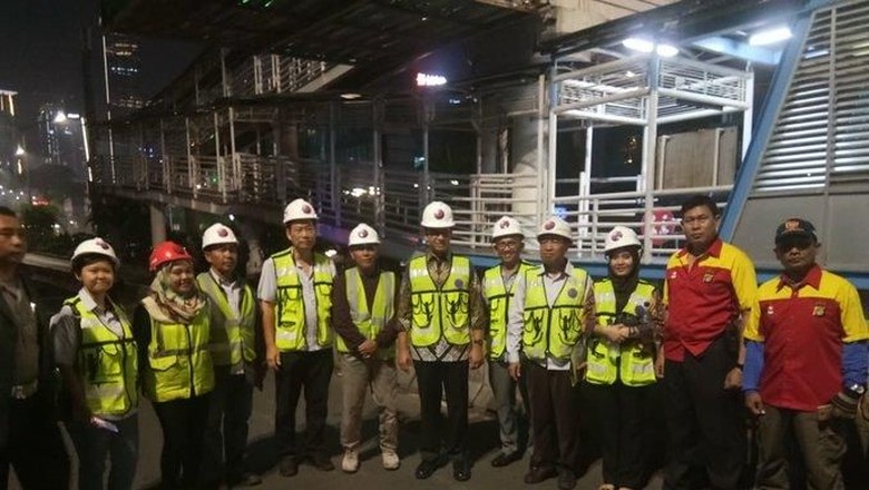 Tengah Malam, Anies Cek Pembongkaran JPO Tosari Tengah Malam, Anies Cek Pembongkaran JPO Tosari