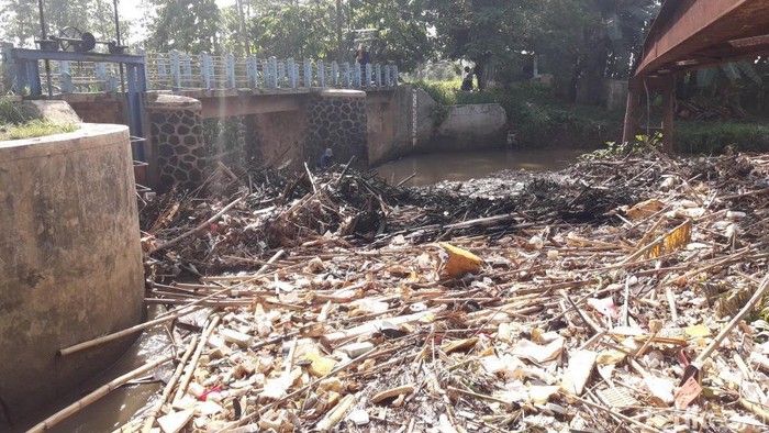 Bendungan Koja Bekasi Dipenuhi Sampah