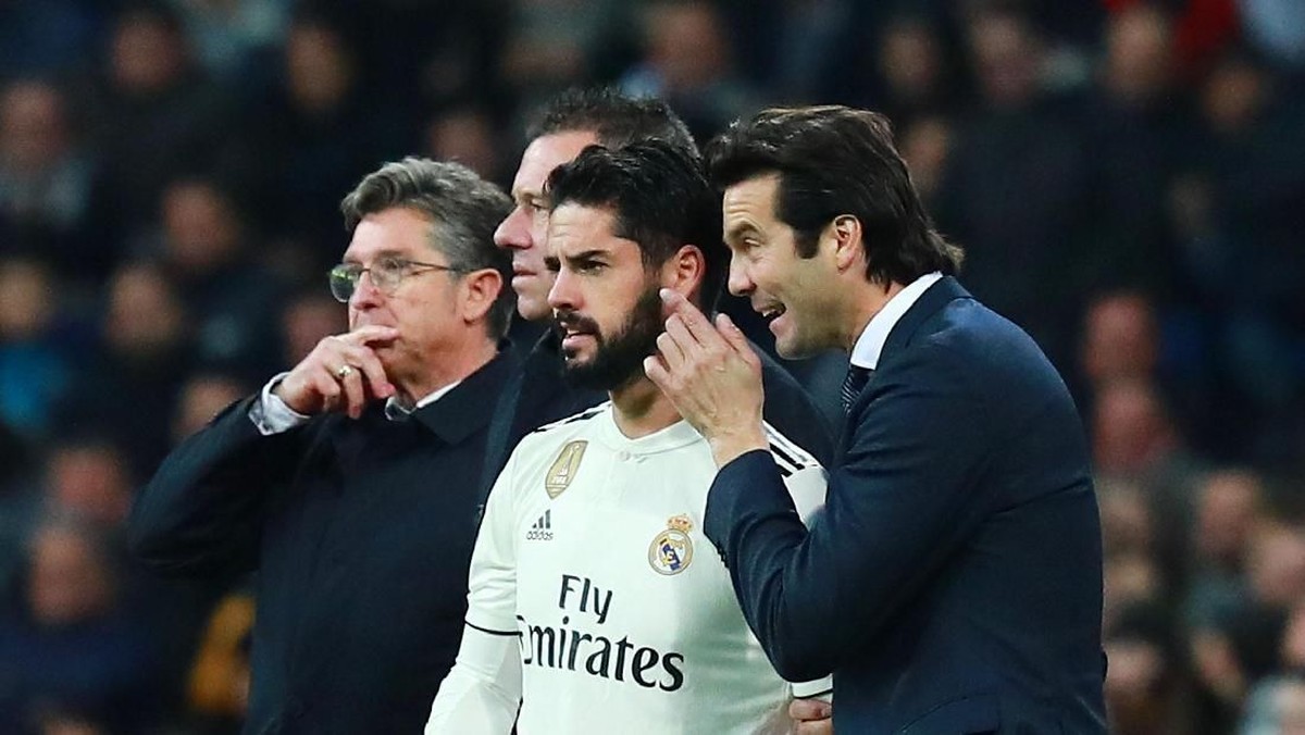 Gelandang Real Madrid Isco dan pelatihnya, Santiago Solari, rupanya memang tidak akur. (Foto: Gonzalo Arroyo Moreno/Getty Images)