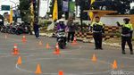Riuhnya Emak-emak Diajak Polantas Praktik Kendarai Motor