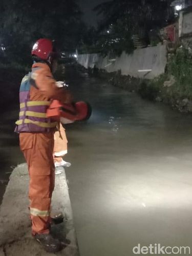 Petugas Lanjut Cari Pemancing yang Hanyut di Pasar Rebo
