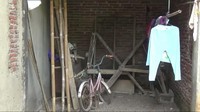 Dia bercita-cita suatu saat bisa membeli sebuah mobil untuk keluarganya. Saat ini garasinya hanya diisi beberapa barang seperti sepeda anaknya yang sudah usang.Foto: Dadang Hermasyah