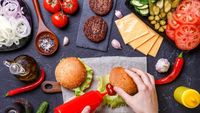 Ini 7 Kesalahan yang Sering Kamu Lakukan Saat Makan Burger