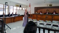 Ia merasa risih untuk menjawab pertanyaan tersebut.