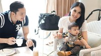 Tetap tak bisa lepas dari kopi, momen makan siang bersama keluarga kecilnya semakin seru dan hangat dengan secangkir kopi. Foto: Instagram @sandradewi88