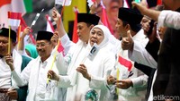 Khofifah juga ikut bernyanyi bersama dengan para simpatisan yang hadir lagu Jokowi Wae versi betawi yang juga ikut dinyanyikan bersama-sama.