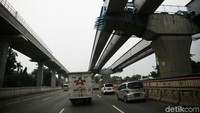 Pekerja mengerjakan proyek Tol Jakarta-Cikampek Elevated atau layang di kawasan Bekasi, Jawa Barat pada Selasa (18/12/2018).