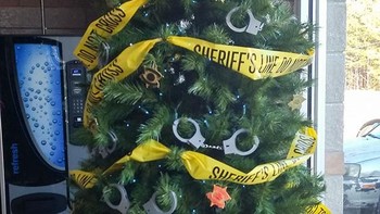Pohon Natal bergaya polisi. Ada kumpulan borgol yang menghiasi pohon ini. (Foto: boredpanda)