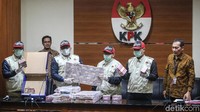 Ending dan Johnny dijerat melanggar Pasal 5 ayat 1 huruf a atau huruf b atau Pasal 13 Undang-Undang Pemberantasan Tindak Pidana Korupsi juncto Pasal 55 ayat 1 ke-1 KUHP juncto Pasal 64 ayat 1 KUHP.