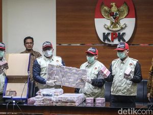 Tumpukan Uang Suap di Kemenpora Dipamerkan  KPK