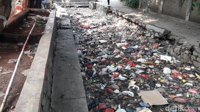 Foto: Sampah Penyebab Macetnya Aliran Kali Pengairan Bekasi