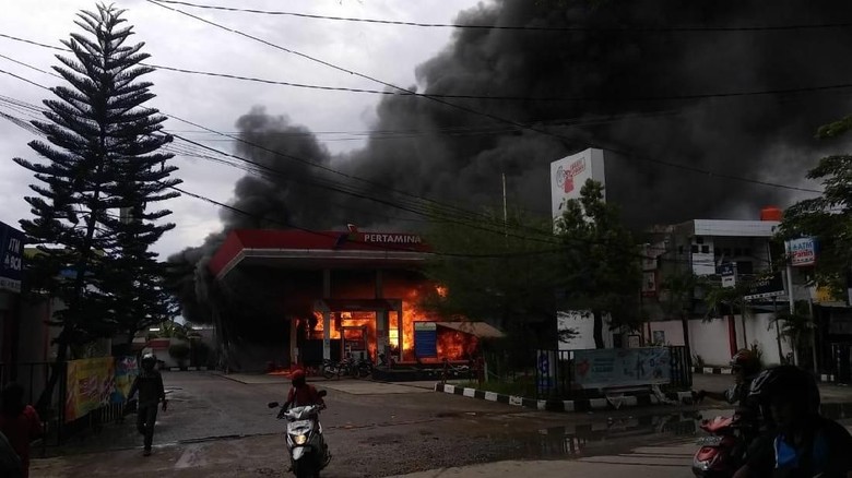 SPBU terbakar di Makassar Foto: SPBU terbakar SPBU terbakar di Makassar Foto: SPBU terbakar
