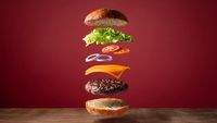Ini 7 Kesalahan yang Sering Kamu Lakukan Saat Makan Burger