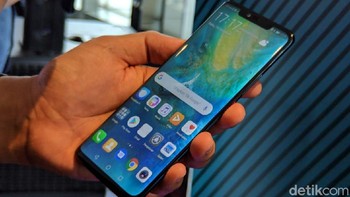 Huawei Mate 20 Pro punya rasa premium mirip dengan Galaxy S9+. Mengusung desain layar lengkung di kedua sisinya, tampilan yang elegan serta ramping, membuat Mate 20 Pro terlihat good looking. Foto: Adi Fida Rahman/detikINET