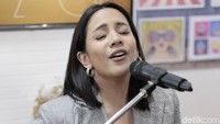Ia memberi sentuhan berbeda pada lagunya yang bernada ceria dan lebih fun.