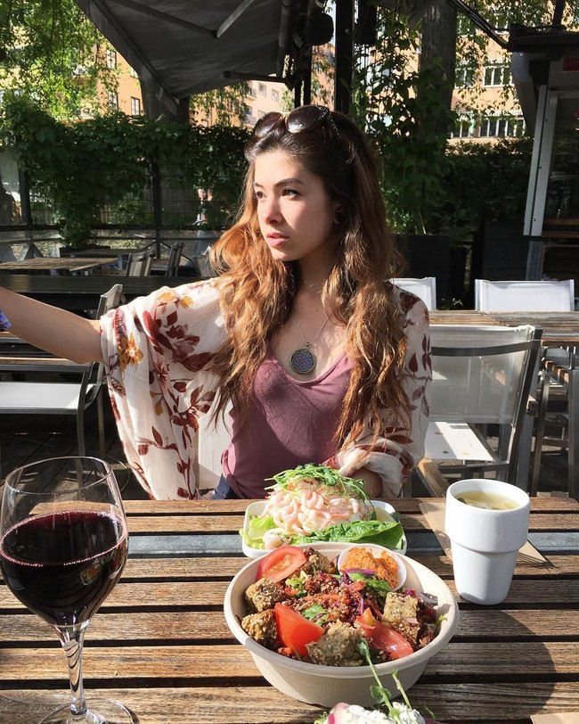 Aku tidak punya struktur tertentu untuk bagaimana kami berpelukan. Itu tergantung dari alur unik dari energi yang tergabung. Aku mendorong kamu untuk mengekspresikan dirimu sendiri dan keinginanmu pada sesi tersebut. Semakin aku tahu, semakin aku bisa melayanimu, katanya.  Foto: Instagram @ceceliaailecec