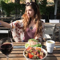 Aku tidak punya struktur tertentu untuk bagaimana kami berpelukan. Itu tergantung dari alur unik dari energi yang tergabung. Aku mendorong kamu untuk mengekspresikan dirimu sendiri dan keinginanmu pada sesi tersebut. Semakin aku tahu, semakin aku bisa melayanimu, katanya.  Foto: Instagram @ceceliaailecec