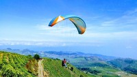 Bagi yang suka tantangan bisa mencoba flying fox dan paralayang. (Imam Suripto/ detikTravel)