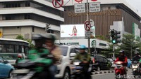 Aturan soal pelarangan sepeda motor melintas di kawasan tertentu di DKI Jakarta resmi dibatalkan Mahkamah Agung. Salah satu jalan yang akhirnya dapat dilalui oleh motor adalah kawasan Jalan M.H. Thamrin.