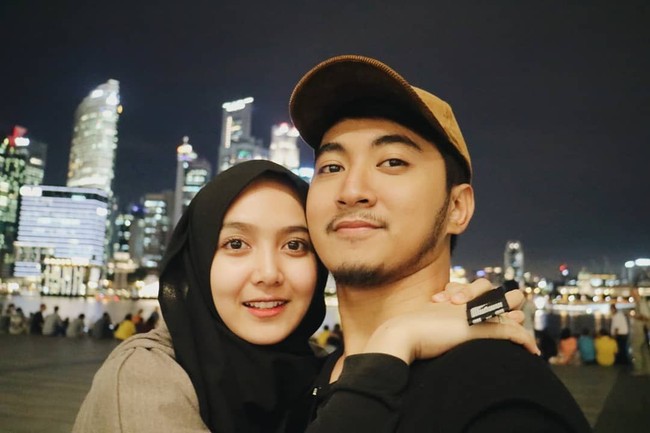 Astrid Reychyta Bilhaq Karil, wanita ini populer di YouTube bersama suaminya, Seraldi Karil. Chanel YouTube mereka, Abilhaq & Seraldi, naik daun pada 2018 ini dengan konten-konten prank yang lucu. Salah satunya video berjudul Prank Ketemuan Sama Mantan Pacar & Istri Nangis yang diunggah pada Juli 2018 dan hingga kini sudah ditonton lebih dari 10 juta kali. Memiliki subscriber lebih dari 641 ribu, Astrid dan suaminya juga membuat konten lainnya seperti cover lagu, tutorial hingga challenge. Foto: Instagram