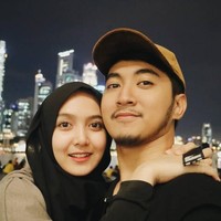 Astrid Reychyta Bilhaq Karil, wanita ini populer di YouTube bersama suaminya, Seraldi Karil. Chanel YouTube mereka, Abilhaq & Seraldi, naik daun pada 2018 ini dengan konten-konten prank yang lucu. Salah satunya video berjudul Prank Ketemuan Sama Mantan Pacar & Istri Nangis yang diunggah pada Juli 2018 dan hingga kini sudah ditonton lebih dari 10 juta kali. Memiliki subscriber lebih dari 641 ribu, Astrid dan suaminya juga membuat konten lainnya seperti cover lagu, tutorial hingga challenge. Foto: Instagram