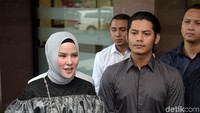 Angel Lelga benar-benar merasa kecewa dengan Vicky Prasetyo. Ia merasa karakternya telah dibunuh hingga berdampak pada karier politiknya.  Foto: Noel/detikFoto
