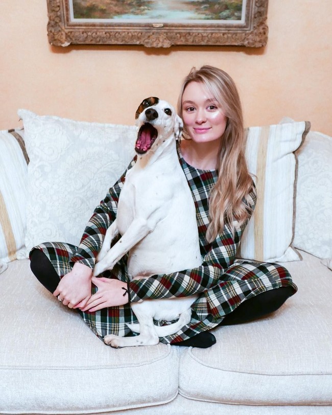 Sejak foto pernikahannya dengan pria Magelang itu viral, akun media sosial Polly dibanjiri penggemar. Ia pun jadi populer di Instagram. Foto: Instagram @pollyoddsocks