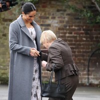Jelang liburan Natal, Meghan Markle masih sibuk melakukan tugasnya sebagai Duchess of Sussex. Selasa (18/12/2018), Meghan yang tengah hamil lima bulan menyambangi sebuah panti jompo di Twickenham, London. (Foto: Getty Images)