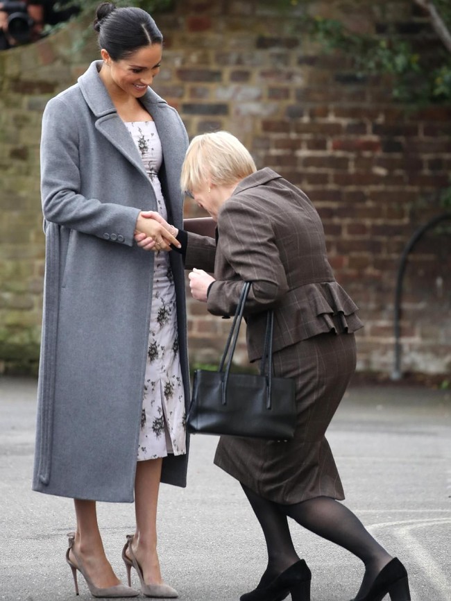 Jelang liburan Natal, Meghan Markle masih sibuk melakukan tugasnya sebagai Duchess of Sussex. Selasa (18/12/2018), Meghan yang tengah hamil lima bulan menyambangi sebuah panti jompo di Twickenham, London. (Foto: Getty Images)