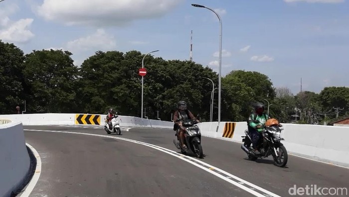 Uji coba Flyover Manahan Solo untuk umum