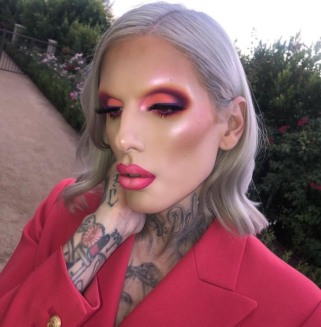 Tentu saja hal tersebut membuat Jeffree Star menjadi salah satu Youtuber dan pebisnis tajir melintir. Pemilik rambut warna-warni itu mengaku bahwa selama setahun ini ia menghasilkan sebanyak US$ 150 juta atau setara Rp 2,1 triliun. Foto: Instagram (@jeffreestar)