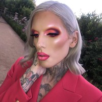 Tentu saja hal tersebut membuat Jeffree Star menjadi salah satu Youtuber dan pebisnis tajir melintir. Pemilik rambut warna-warni itu mengaku bahwa selama setahun ini ia menghasilkan sebanyak US$ 150 juta atau setara Rp 2,1 triliun. Foto: Instagram (@jeffreestar)