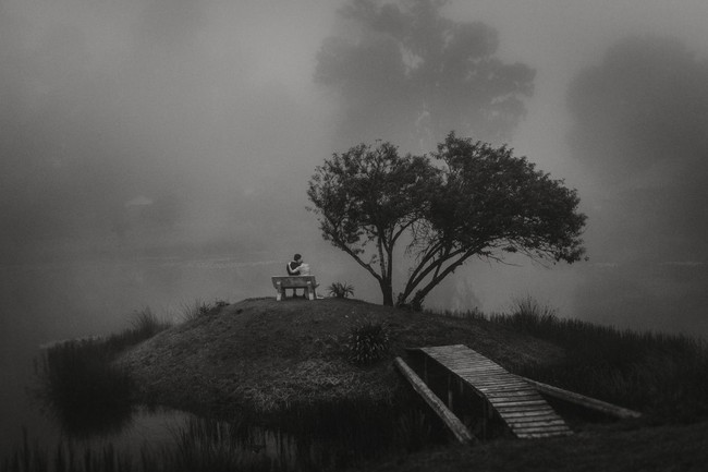 Misterius namun hangat terasa ketika dihadapkan dengan foto karya Skillie Jacques Botha dari Kikitography, yang diambil di KwaZulu-Natal, Afrika Selatan. Foto: Dok. Junebug Weddings/Kikitography