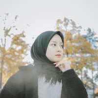 Kepopuleran Gita Savitri yang populer dengan nama akun YouTube Gitasav semakin meningkat pada 2018 ini. Puncaknya ketika dia menyuarakan tentang mendapatkan pelecehan seksual dari sebuah akun fake di Instagram. Wanita berhijab dengan subscriber lebih dari 521 ribu ini banyak mendapat serangan namun tak sedikit juga yang mendukungnya. Selain mengenai pelecehan seks, sosok Gitasav juga menarik perhatian karena pernikahannya yang sederhana. Pada 2018 ini, Gita yang kuliah di Jerman itu juga kembali terpilih menjadi satu-satunya hijabers Indonesia yang terpilih dalam projek Youtube Creator for Change. Foto: Instagram