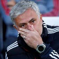 Selain jam tangan analog, Mourinho juga mengandalkan jam digital. Salah satunya jam Hublot yang dipakai pria 55 tahun ini saat memantau timnya berlatih jelang laga Premier League di American Express Community Stadium, Brighton, Inggris, Mei 2018 lalu. (Foto: Reuters)